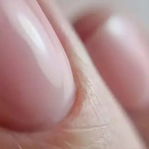 Close-up van verzorgde natuurlijke nagel met blush BIAB resultaat, onderdeel van de basisopleiding nagelstyling bij Nails ’n Stuff