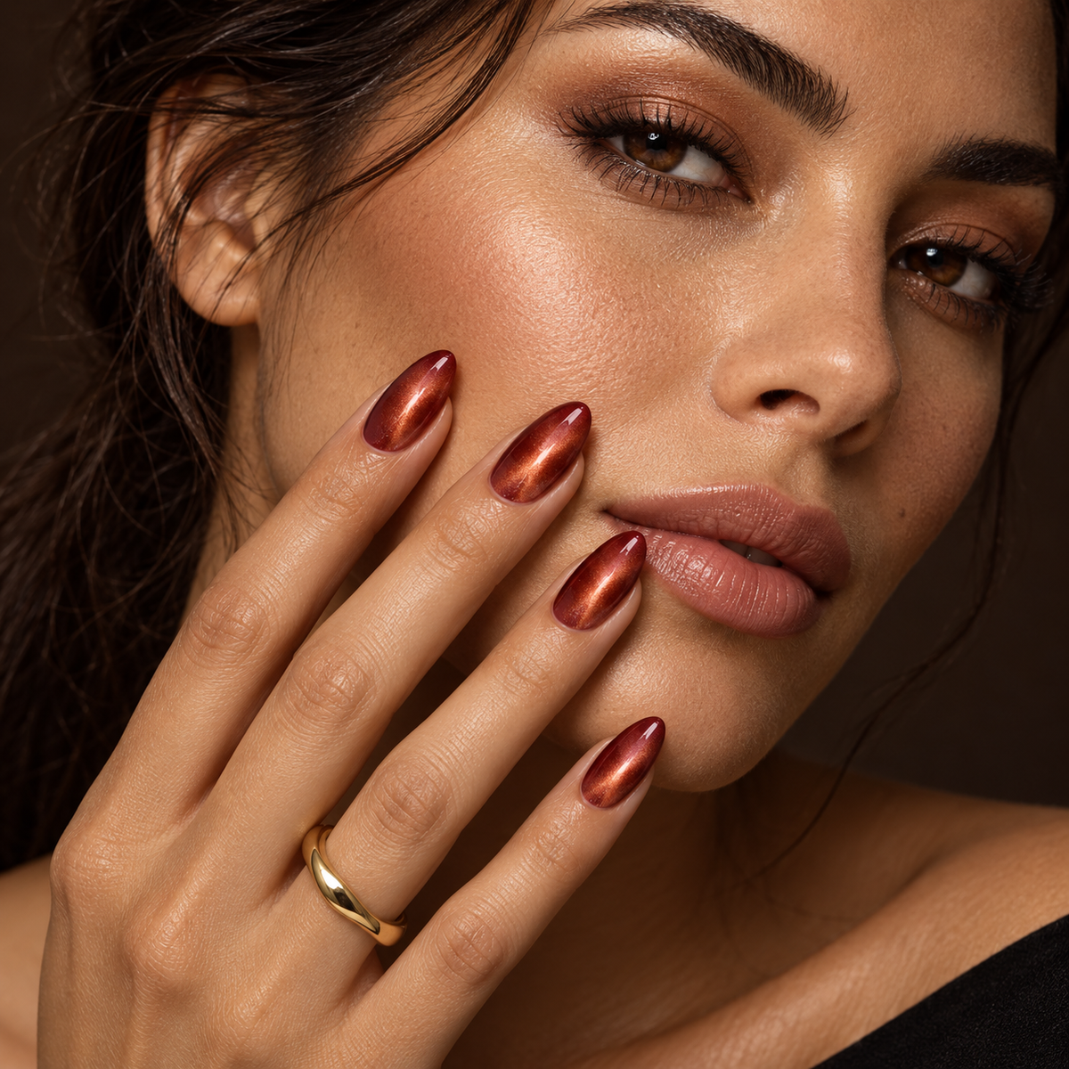 Scarlet Rush rode Cat Eye nagels bij het gezicht