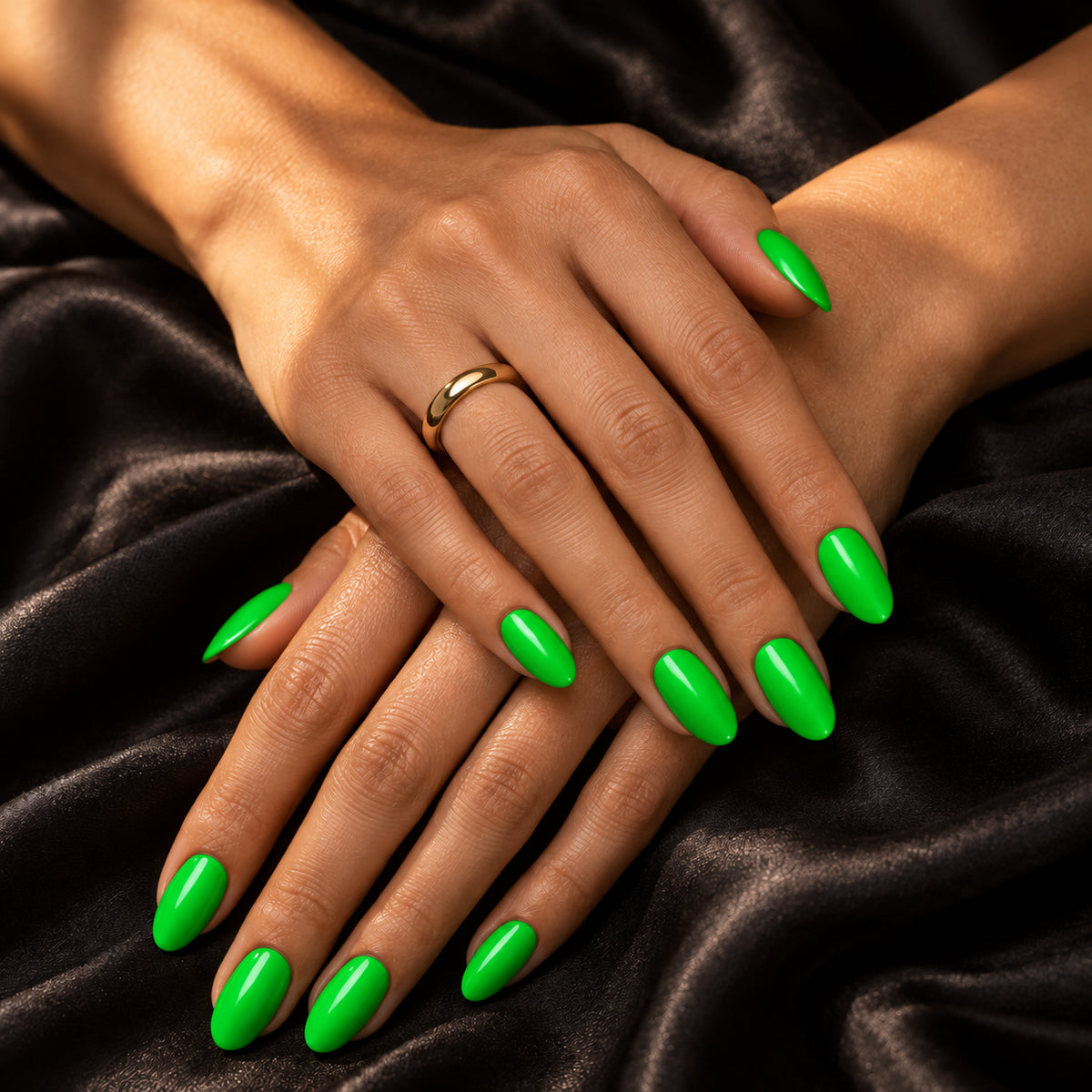 Handen op zijde — DIVA Gellak Neon Green Grace 10 ml