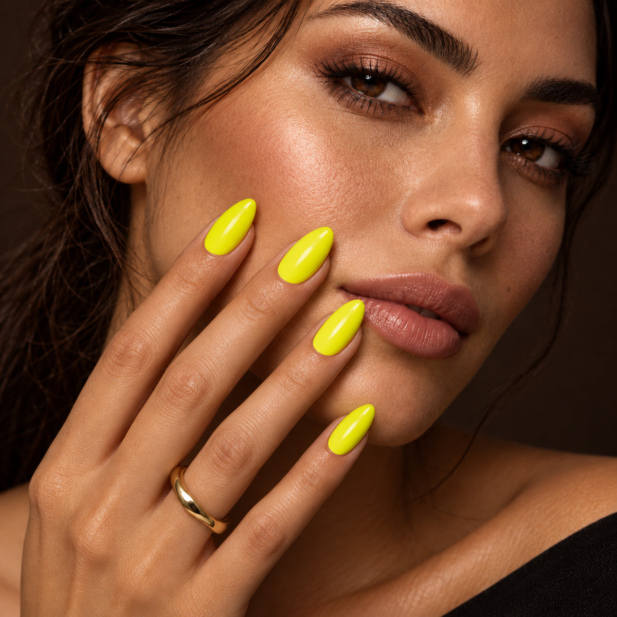 Nagels bij het gezicht — DIVA Gellak Neon Yellow Bird 10 ml