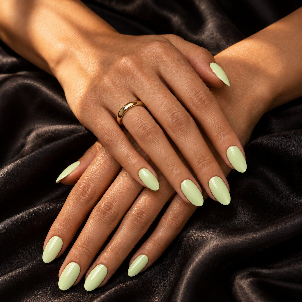 Handen op zijde — DIVA Gellak Pistachio Puff 6 ml