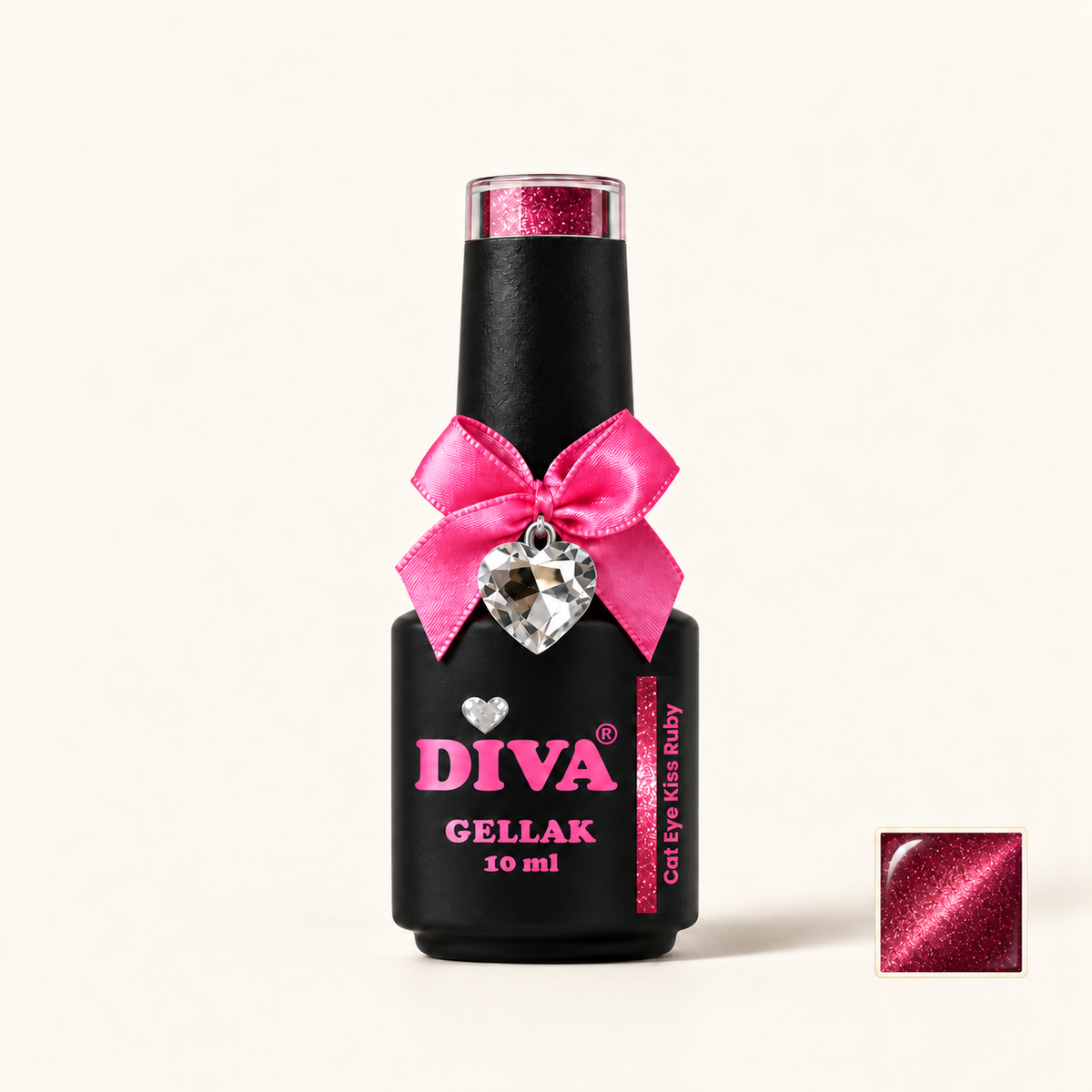 Productfoto met kleurstaaltje — DIVA Gellak Cat Eye Kiss Ruby 10 ml
