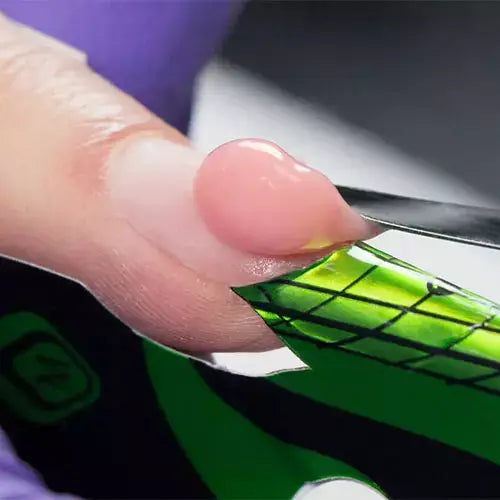 Close-up van PowerGel applicatie met sjabloon tijdens nagelstyling opleiding bij Nails N Stuff, gespecialiseerd in nageltechnieken en professionele trainingen.