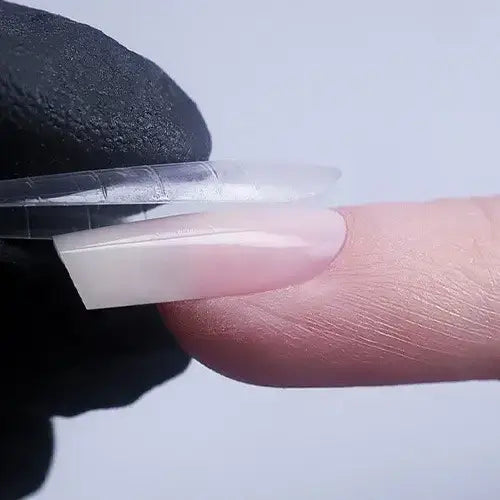 plaatsing vab Shape It nagelvorm tijdens nageltraining
