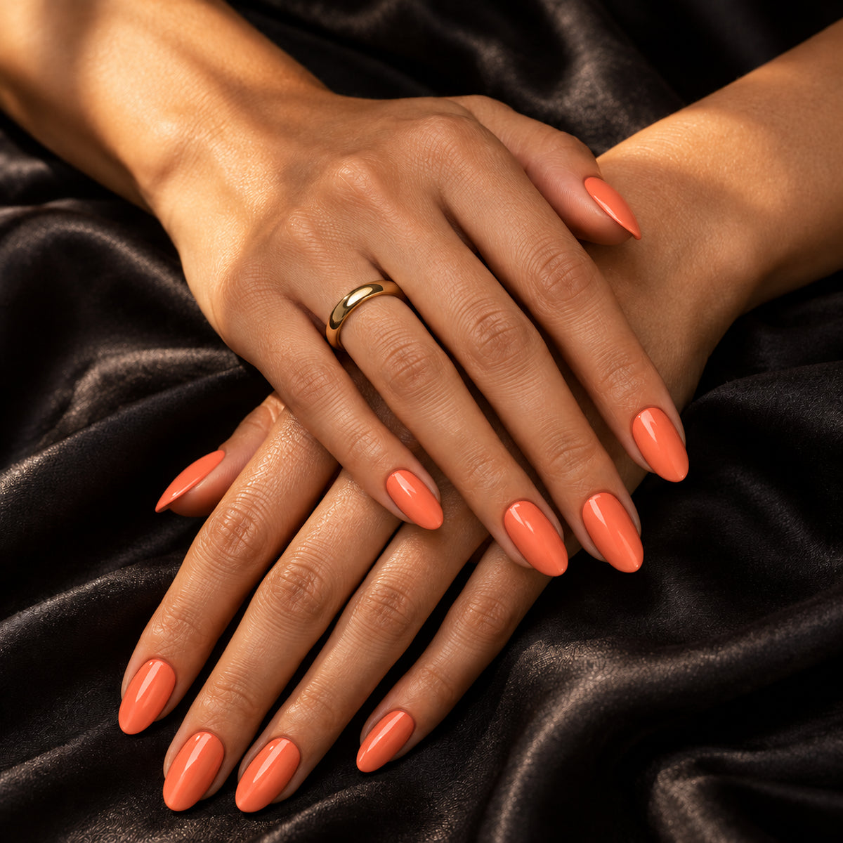 Handen op zijde — DIVA Gellak Coral Soleil 10 ml #