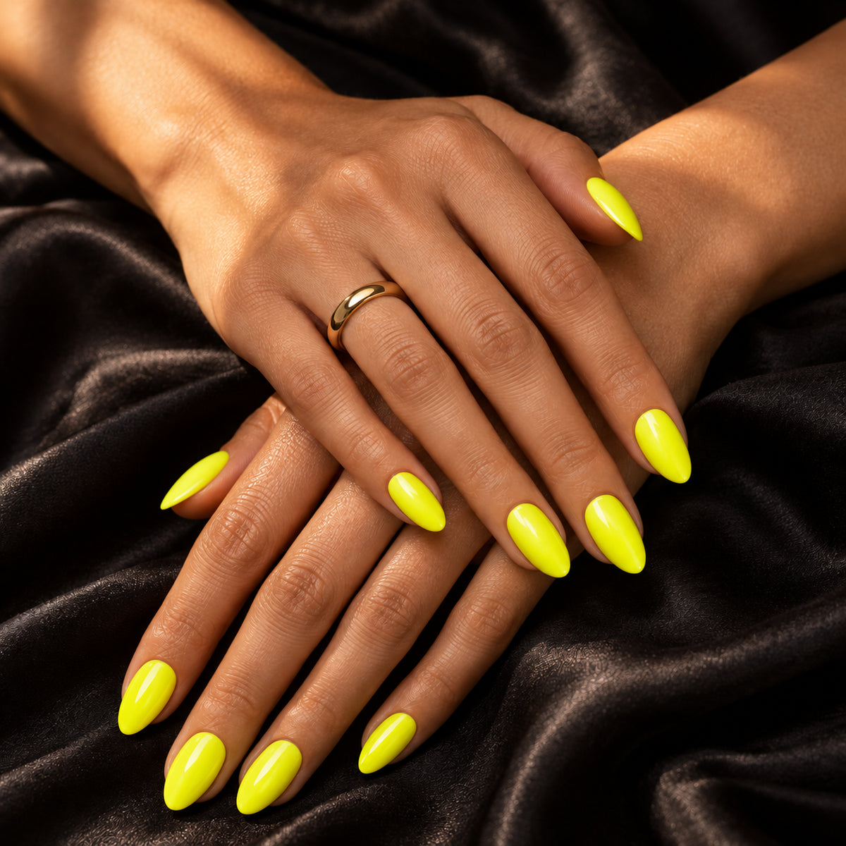 Handen op zijde — DIVA Gellak Neon Yellow Bird 10 ml