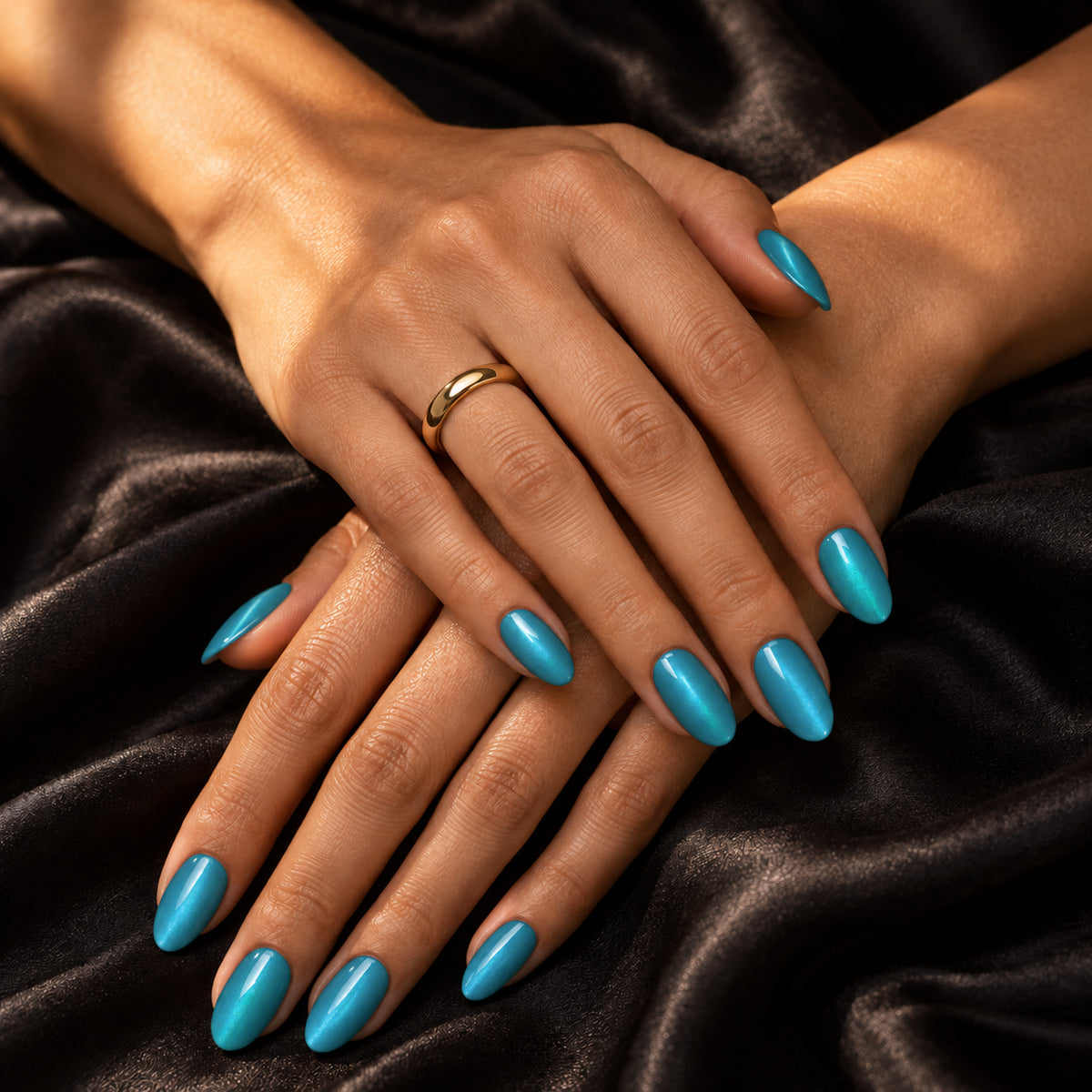 Handen op zijde — DIVA Gellak Ocean Teal 10 ml