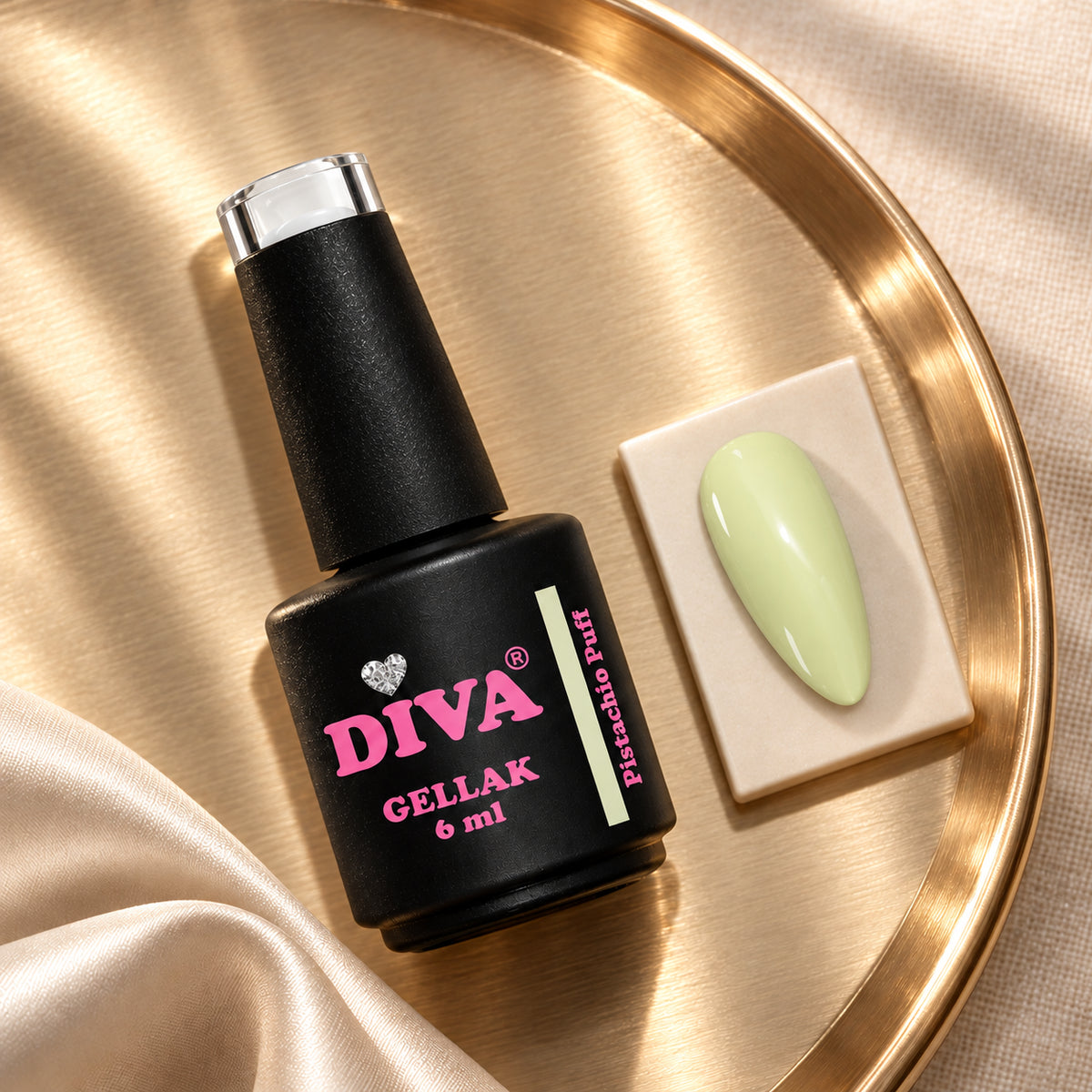 Gouden flatlay — DIVA Gellak Pistachio Puff 6 ml