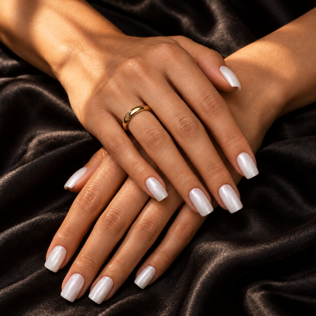 Handen op zijde — Gelpolish Pearl 6
