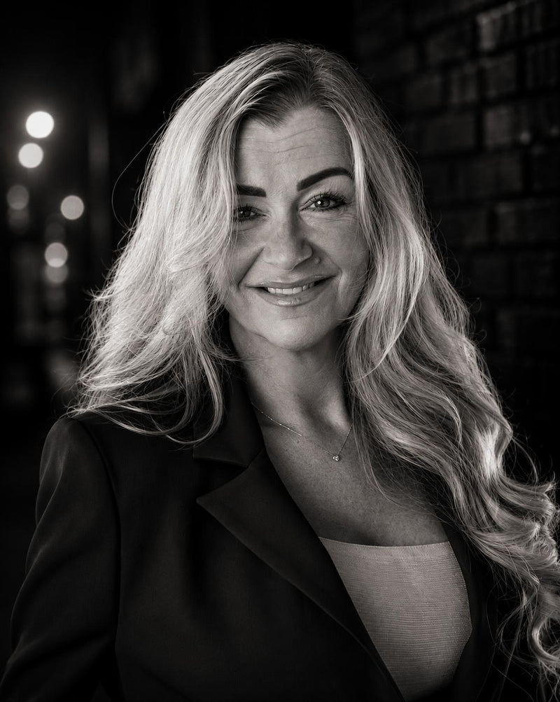 Zwart-witportret van Jeanette, docent bij Nails ’n Stuff in Velp